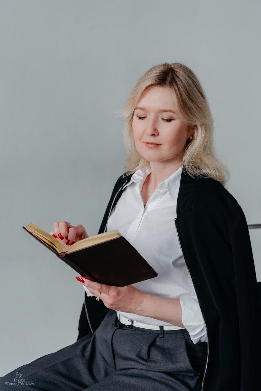 Елена Капустина с книгой перед бесплатными уроками о тревоге и опоре